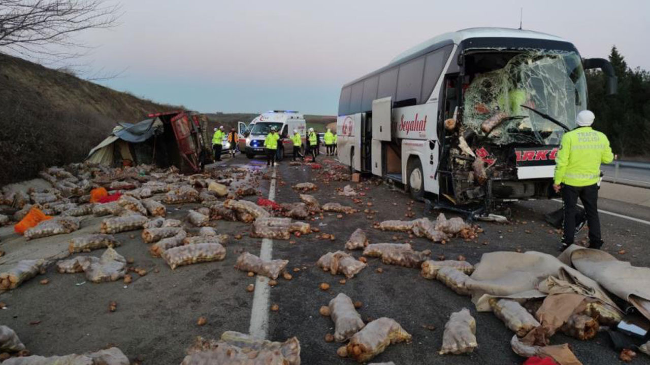Tekirdağ'da feci kaza! Kamyon ile otobüs çarpıştı: Ölü ve yaralılar var!