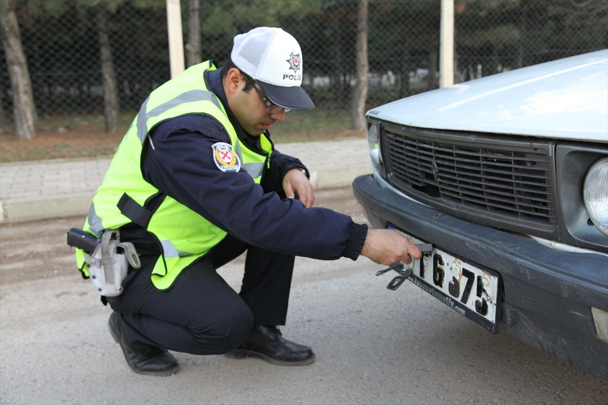2023 trafik cezaları belli oldu! Emniyet şeridini ihlal eden yandı hız sınırı, kırmızı ışık, kemer cezası...