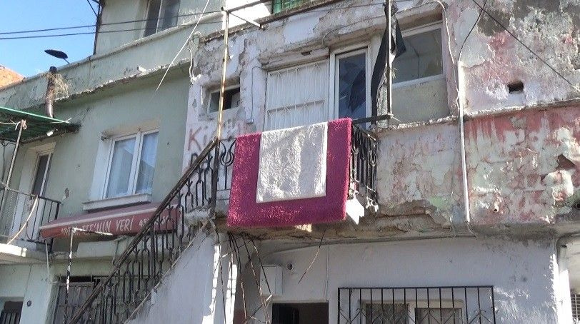 İzmir'de feci olay! Genç kız neye uğradığını şaşırdı kendini bir anda aşağıda buldu