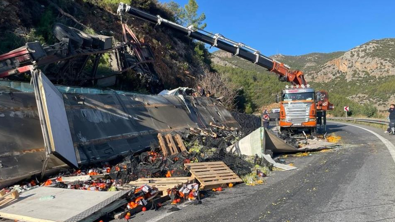 Antalya'da tır alt yola uçtu! Araçtan fırlayan şoför kadar şanslı olamadı