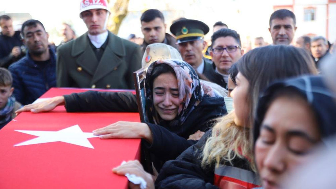 Şehit Hüseyin Korkmaz gözyaşlarıyla uğurlandı babası oğlunun parkasını elinden hiç bırakmadı