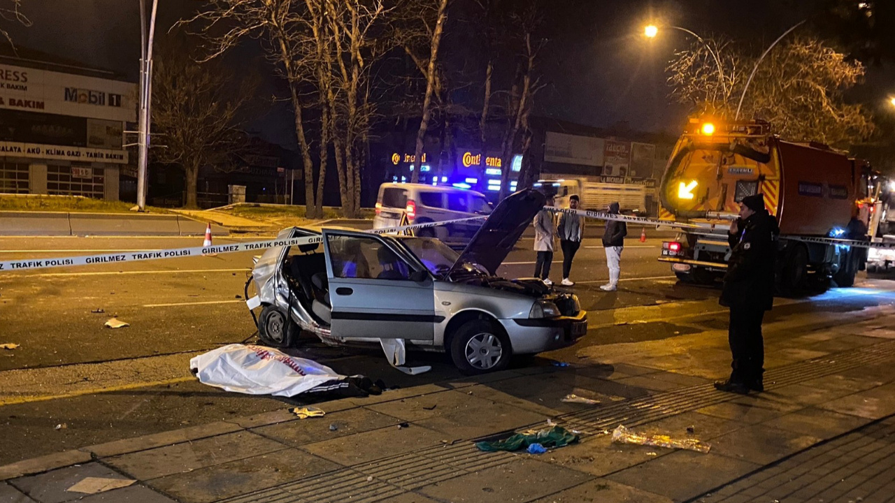Ankara'da feci kaza! Kontrolden çıkıp çarptı yola savrulan 2 kişi öldü 3 kişi yaralı