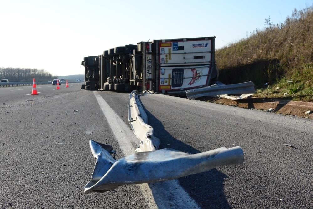 Kuzey Marmara Otoyolu'nda kaza: Devrilen tır 200 metre sürüklendi, sürücü yaralandı