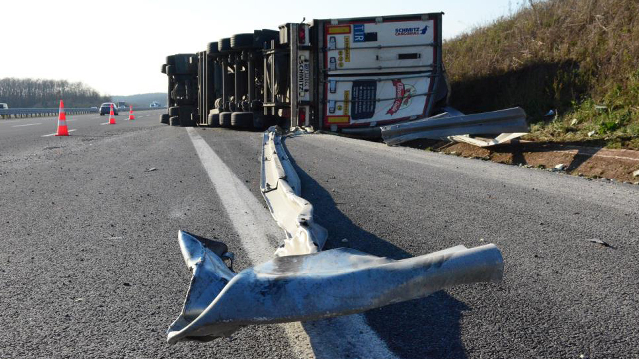 Kuzey Marmara Otoyolu'nda kaza: Devrilen tır 200 metre sürüklendi, sürücü yaralandı