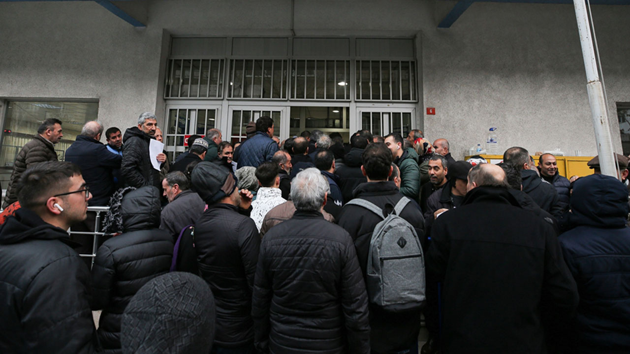 İstanbul'daki SGK binalarında EYT yoğunluğu sürüyor