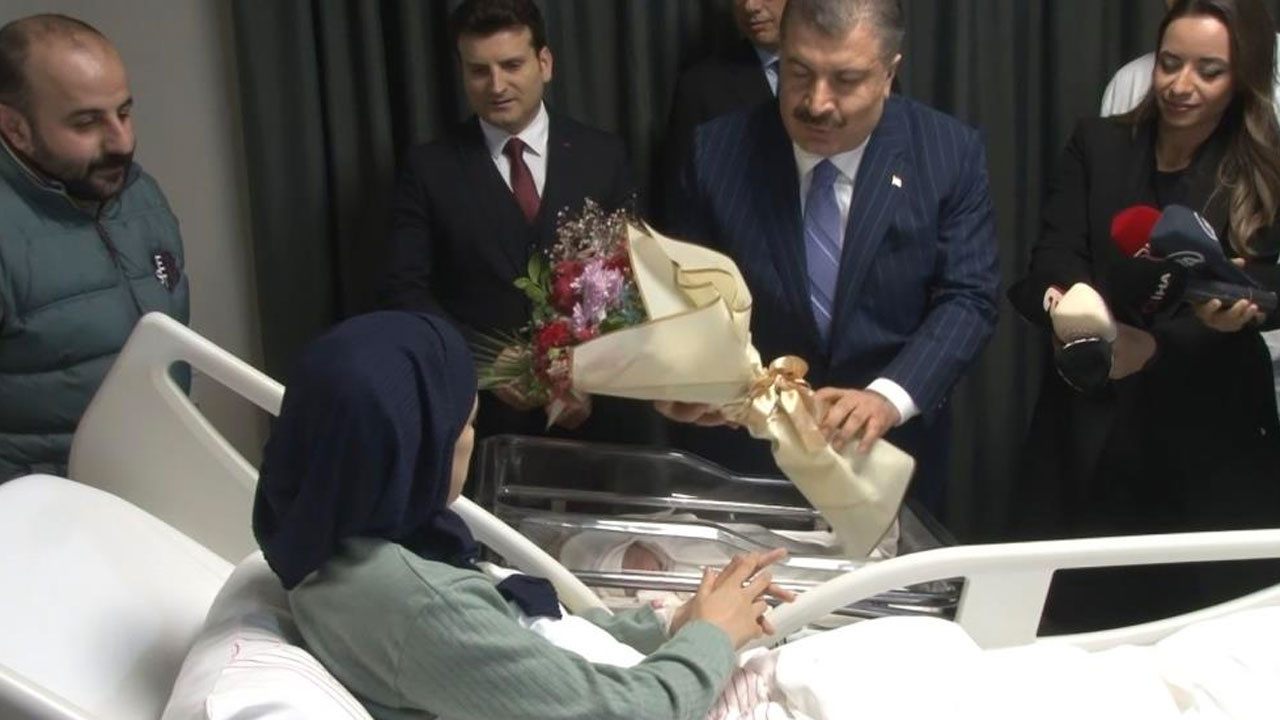 Bakan Koca yeni yılın ilk bebeklerinin ailelerini ziyaret etti: Türkiye yüzyılının da ilk bebeği