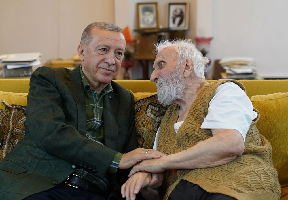 Cumhurbaşkanı Erdoğan neyzen Niyazi Sayın’ı evinde ziyaret etti!