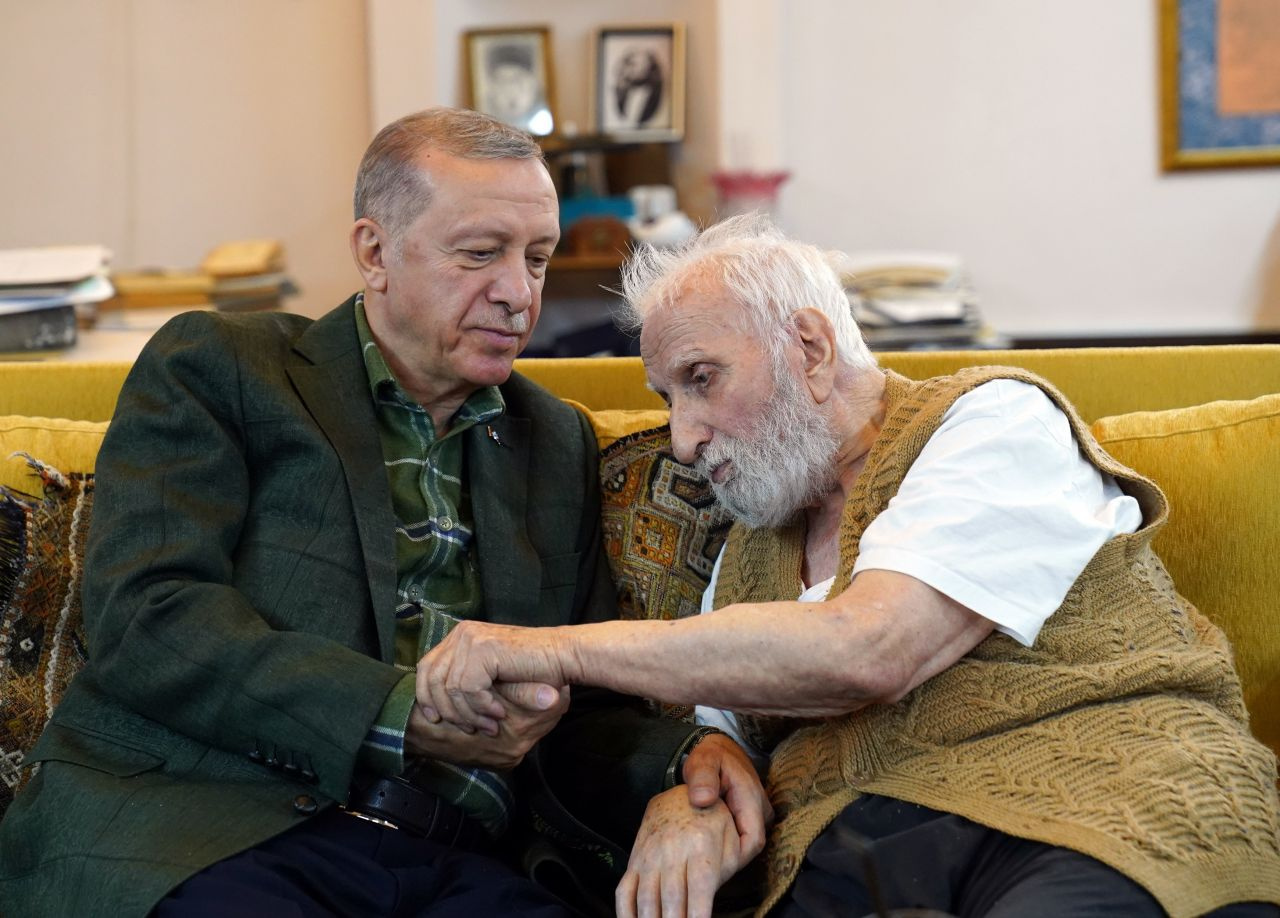 Cumhurbaşkanı Erdoğan neyzen Niyazi Sayın’ı evinde ziyaret etti!