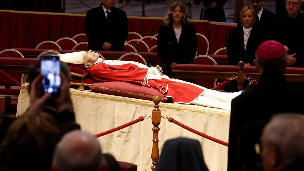 Eski Papa Benediktus'un cansız bedenini görüntülemek için yarış verdiler