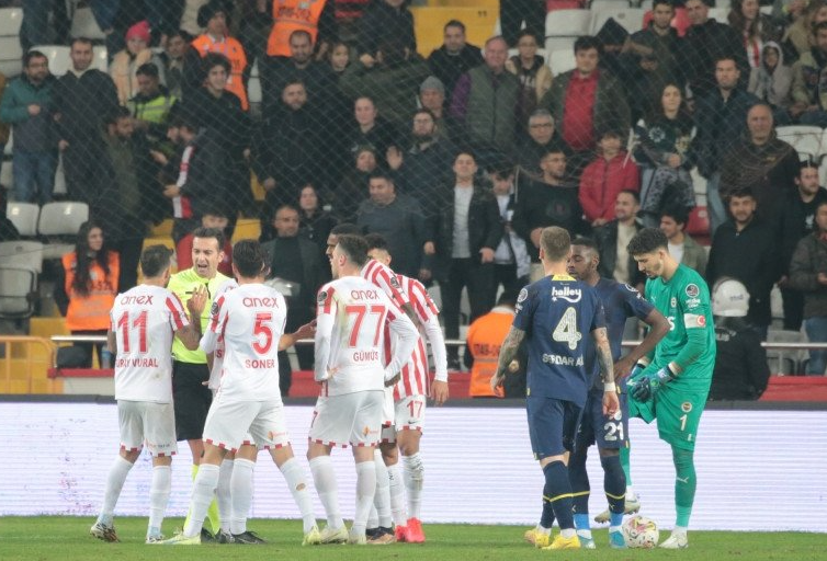 Antalyaspor'un golü iptal edildi Erman Toroğlu sinir krizi geçirdi! Türkiye'nin konuştuğu ofsayt pozisyonu