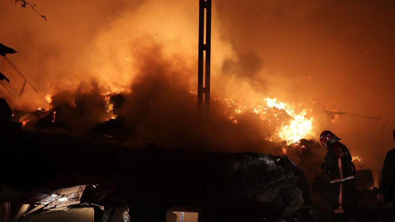Sakarya'da korkutan yangın! Geri dönüşüm fabrikası alev alev yandı: 1 itfaiye eri yaralandı