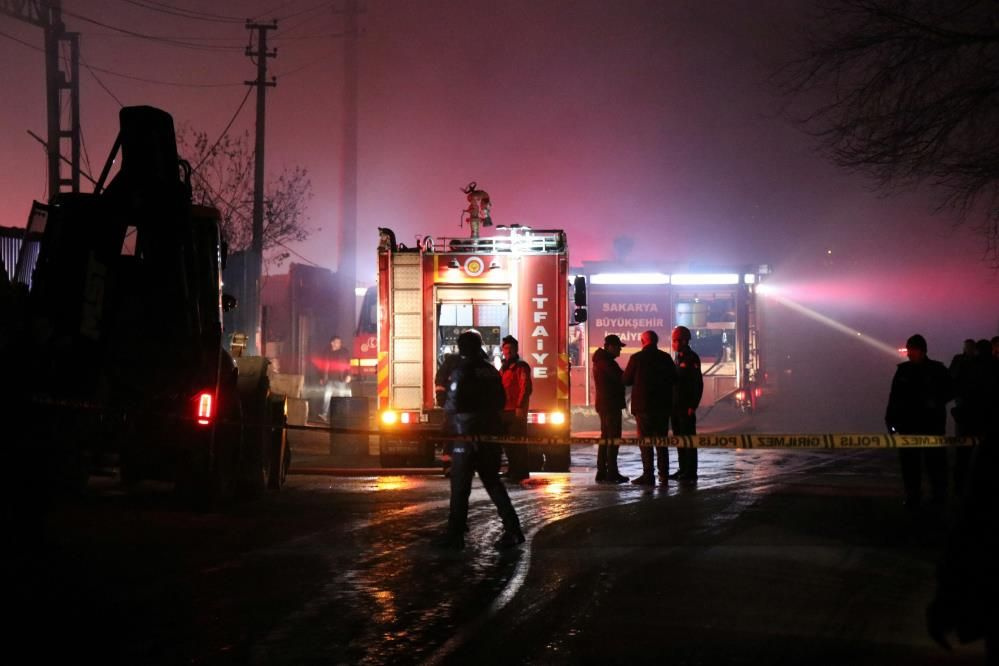 Sakarya'da korkutan yangın! Geri dönüşüm fabrikası alev alev yandı: 1 itfaiye eri yaralandı