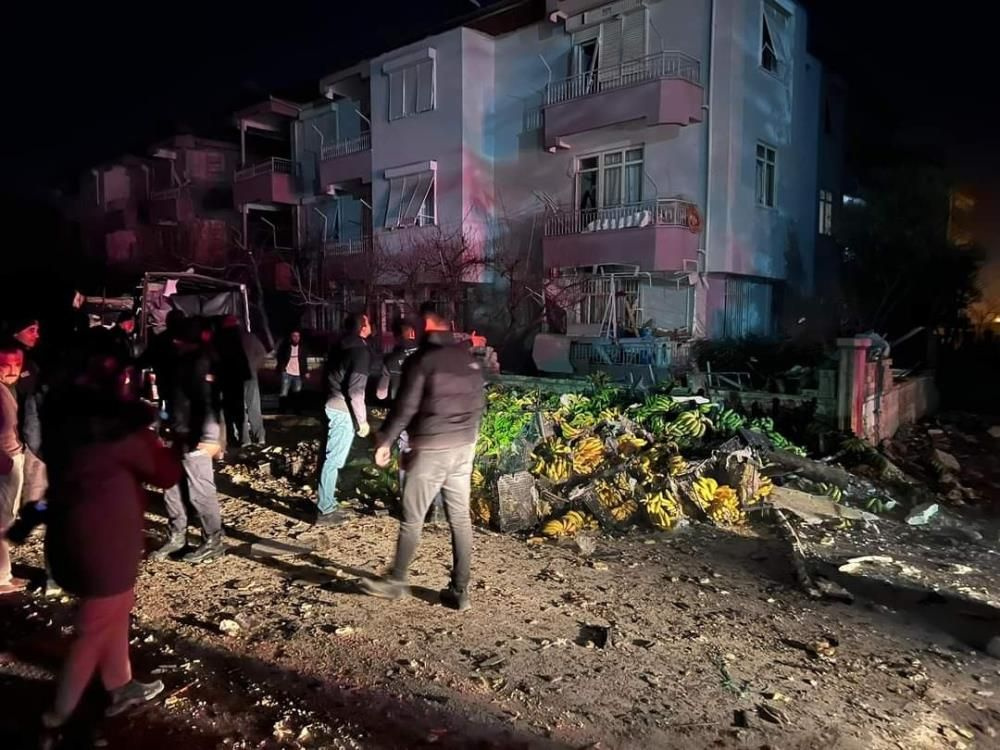 Antalya'da kamyonette sıkışan gaz bomba gibi patladı! Ortalık savaş alanına döndü