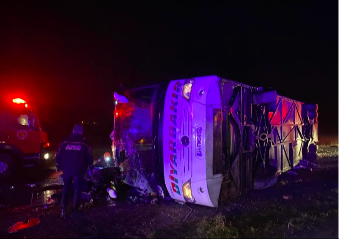 Gece yarısı katliam gibi kaza! Yolcu otobüsü devrildi 1'i bebek 5 kişi öldü