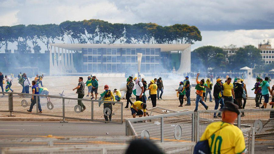 Bolsonaro seçimi kaybedip ABD'ye kaçtı! Brezilya'da binlerce taraftarı kongre binasını bastı