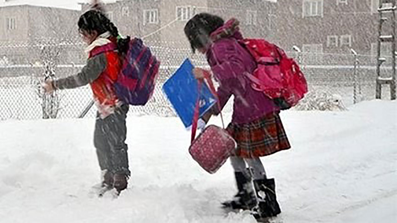 Kar okulları tatil ettirdi! Van'da 3 ilçede kar yağışı nedeniyle taşımalı eğitime ara verildi