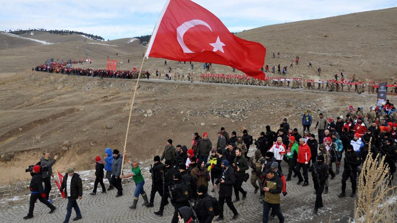 Kars'ta Sarıkamış şehitleri anıldı; Binlerce kişi eksi 12 derecede yürüdü