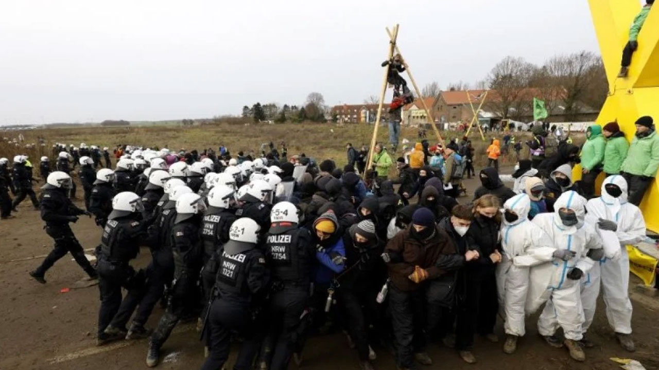 Almanya'da kömür madeni protestosunda polisten eylemcilere sert müdahale