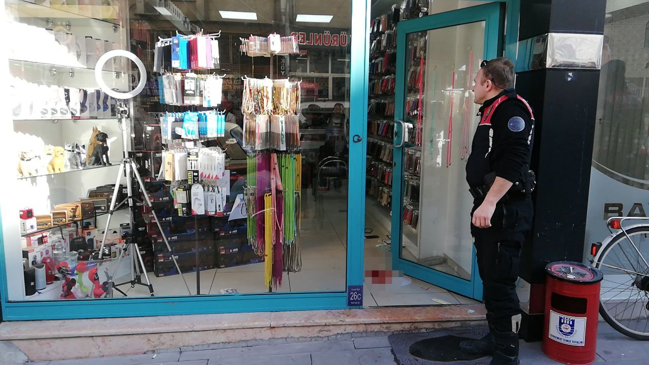 Karaman'da telefoncu dükkanında bıçaklı saldırı! Genci kalbinden annesini karnından yaraladı