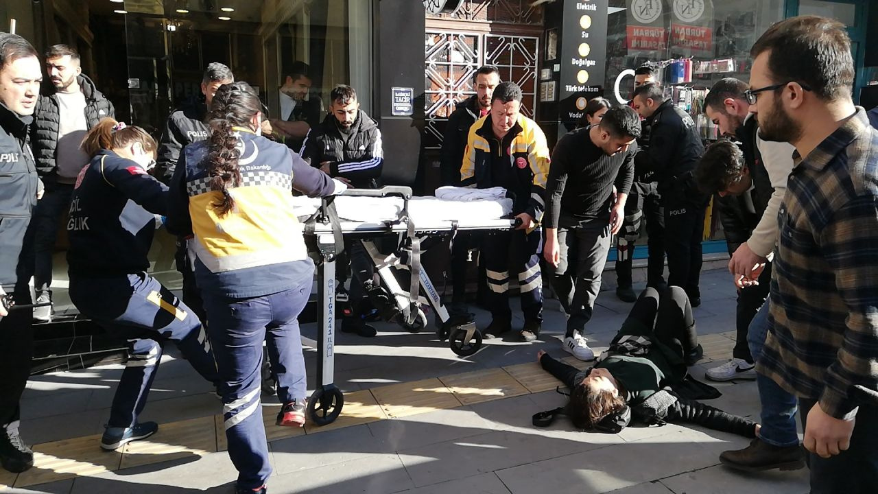 Karaman'da telefoncu dükkanında bıçaklı saldırı! Genci kalbinden annesini karnından yaraladı