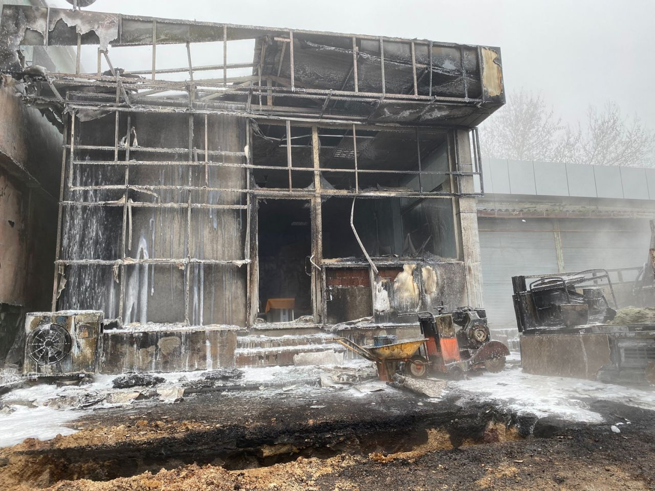 Tuzla'da İSKİ doğalgaz borusunu patlattı! AK Parti binası ve kamyonet küle döndü
