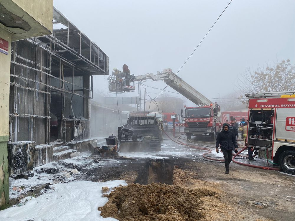 Tuzla'da İSKİ doğalgaz borusunu patlattı! AK Parti binası ve kamyonet küle döndü