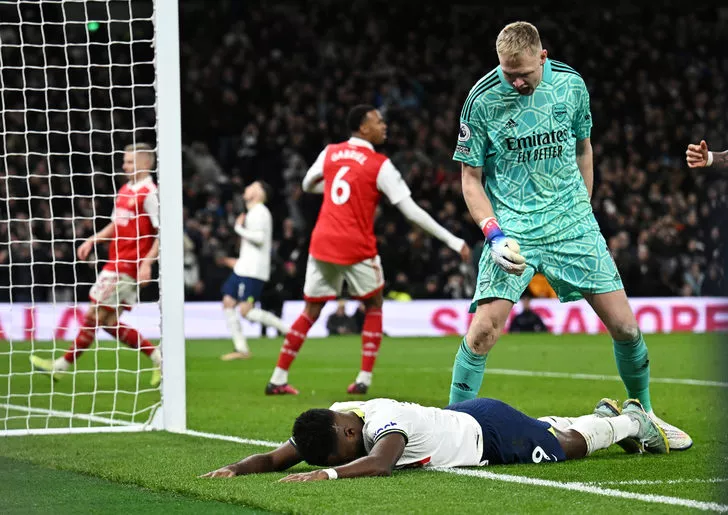 Tottenham Arsenal maçında saha karıştı! Premier Lig'de olaylı maç: Taraftar kaleciye tekme attı!