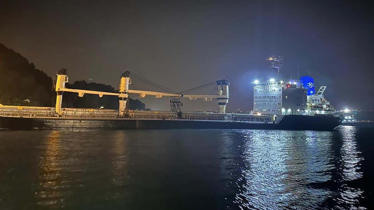 İstanbul Boğazı'nda yük gemisi karaya oturdu! Kurtarma çalışmaları sürüyor