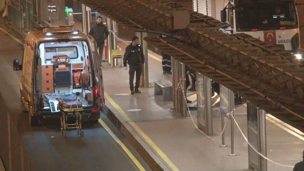Sefaköy metrobüs durağında korkunç olay! Ekipler yarım saat boyunca uğraştı...
