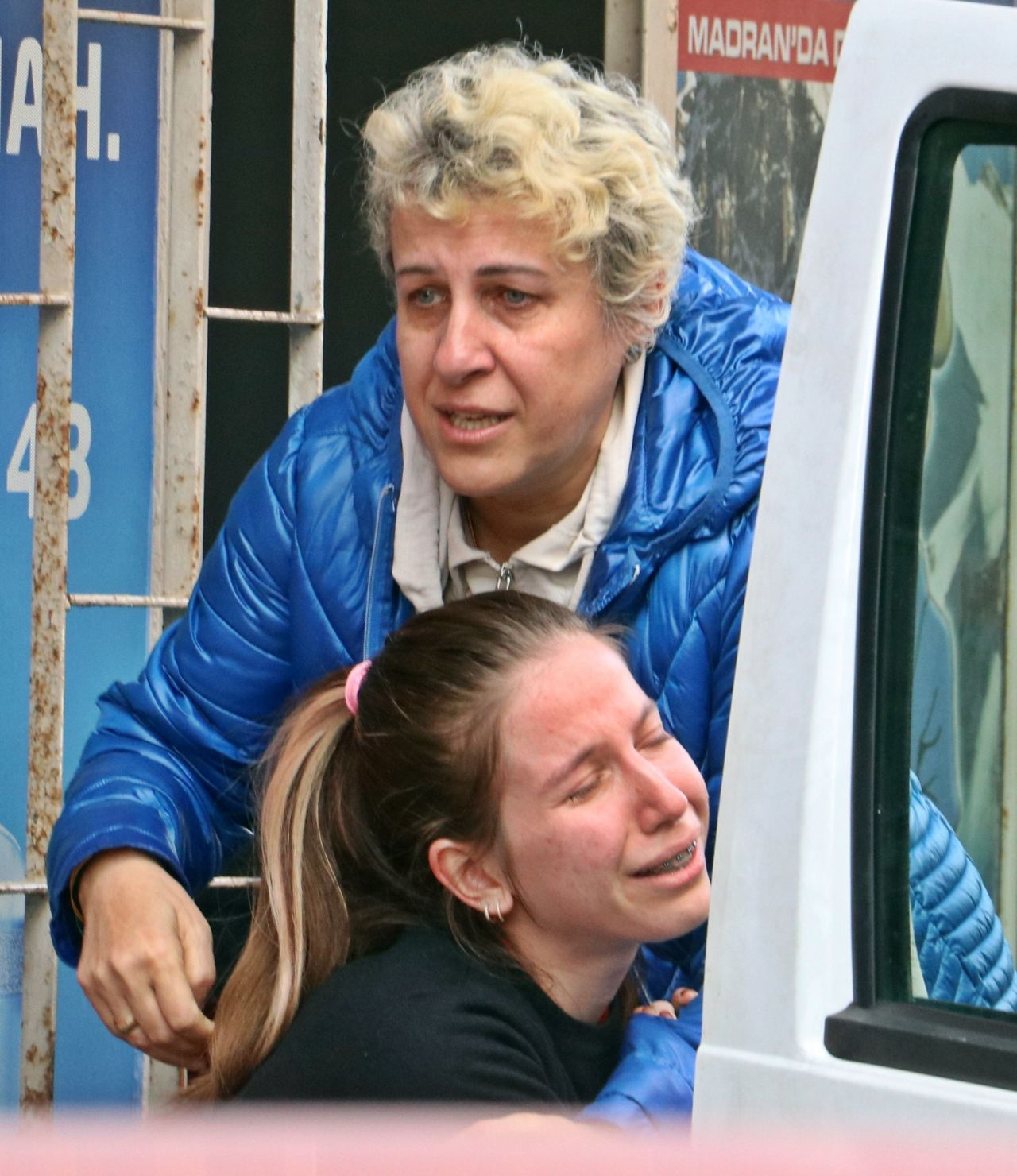 Antalya'da haberi alan genç kız kahroldu, evin önünde gözyaşlarına boğuldu