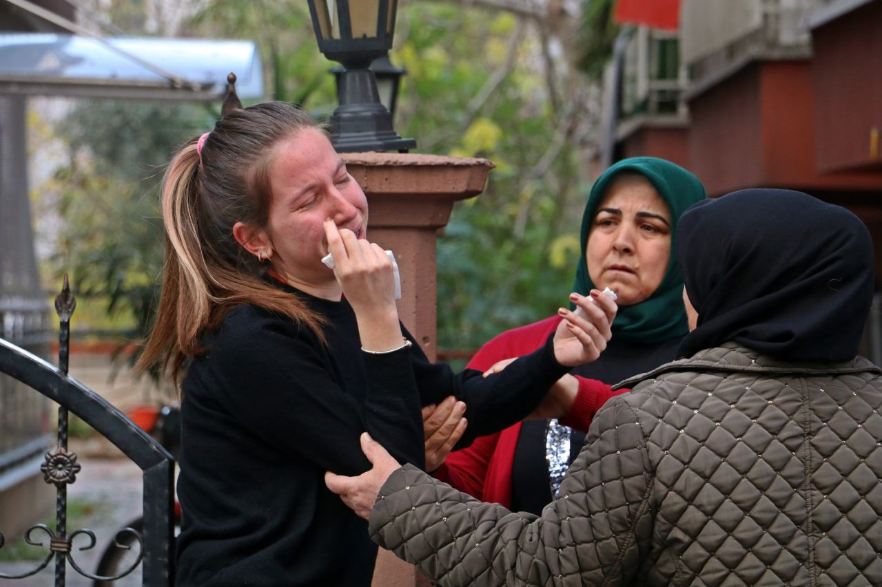 Antalya'da haberi alan genç kız kahroldu, evin önünde gözyaşlarına boğuldu