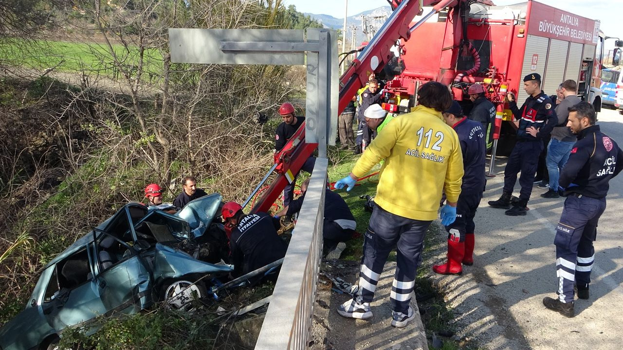 Malum model yine can aldı; Sürücü acı içinde sıkışıp kaldı, babası feci şekilde öldü