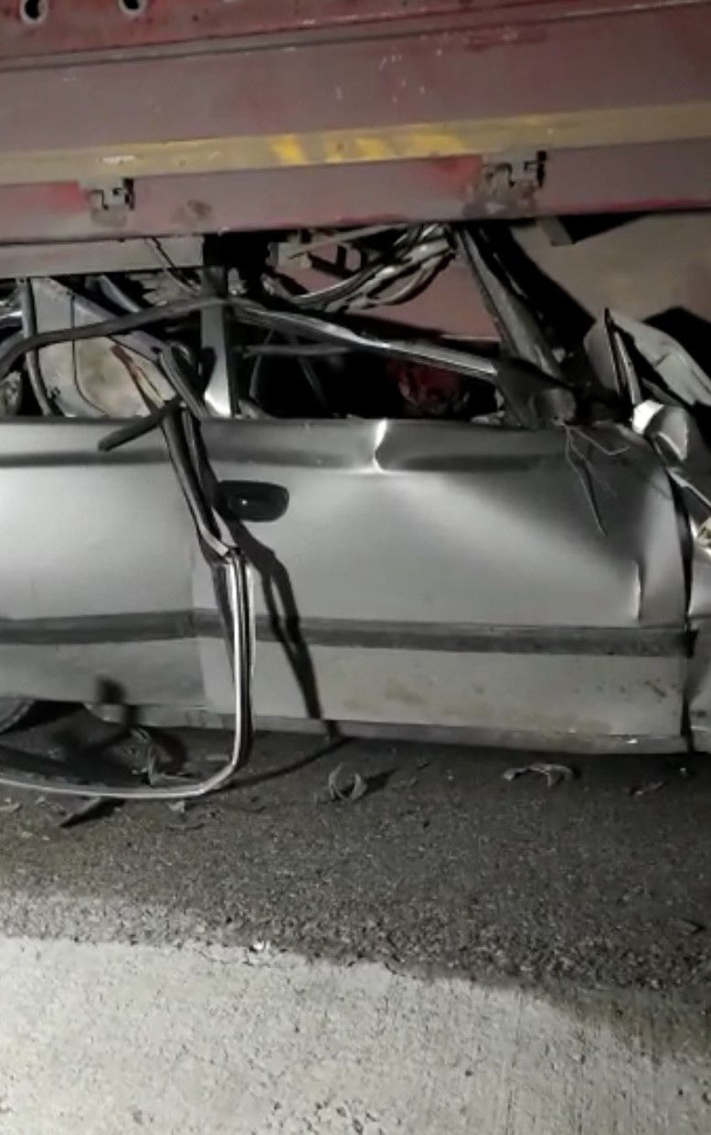 Çanakkale’de feci kaza! Otomobil TIR'ın altına girdi kağıt gibi ezildi
