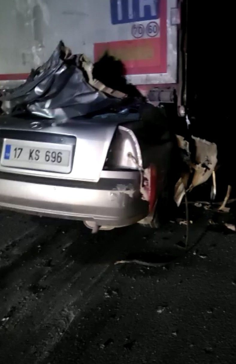 Çanakkale’de feci kaza! Otomobil TIR'ın altına girdi kağıt gibi ezildi