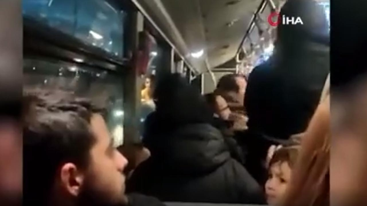 Metrobüs bir anda karıştı! Bir kişi 2 kişiye birden saldırdı kavganın nedeni pes dedirtti