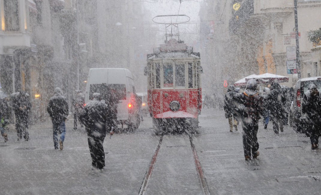 Kar sonunda kapıya dayandı! Uzman isim İstanbullulara yeni tarih verdi