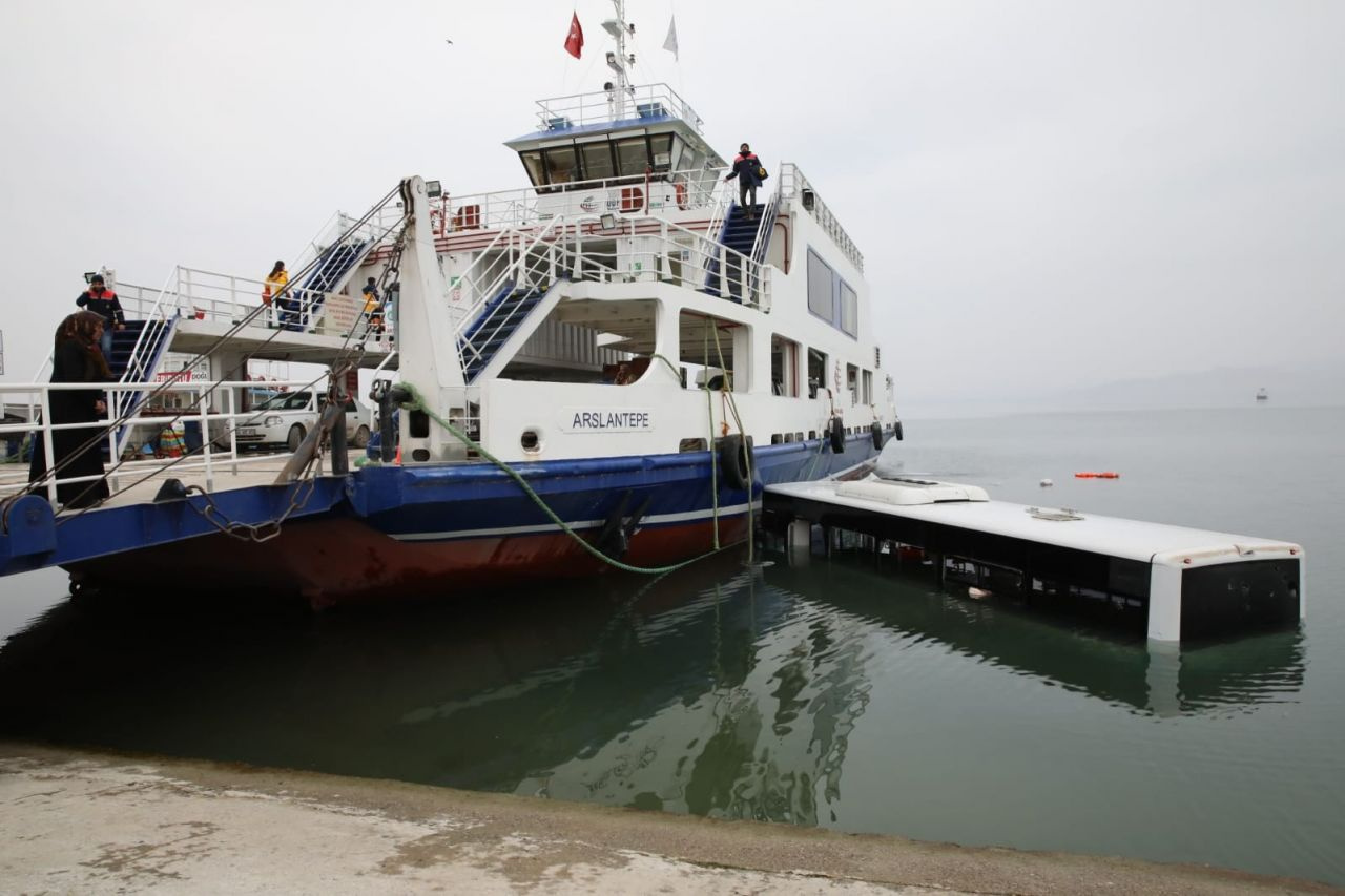 Belediye otobüsü baraj gölüne uçtu! Görüntüler feci yaralılar var