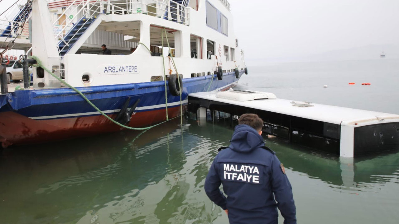 Belediye otobüsü baraj gölüne uçtu! Görüntüler feci yaralılar var