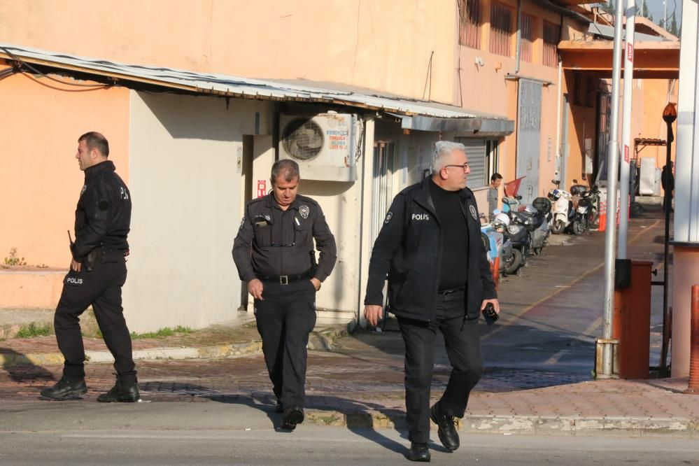 Antalya'da işten çıkarılan adam şantiyeyi bastı! Şube müdürüne silah çekti