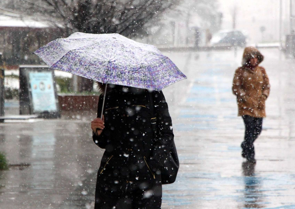 'Kar canavarı' kendini gösterdi! 'Beyaz örtü ile uyanacaklar' dedi, İstanbul işte beklenen haber