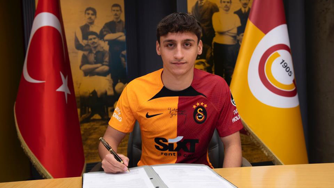 Galatasaray'a 17'lik genç yıldız! Profesyonel sözleşme imzalandı