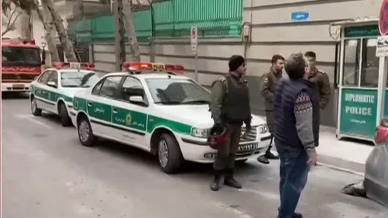 Azerbaycan'ın İran büyükelçiliğine silahlı saldırı güvenlik şefi öldü 2 kişi yaralandı