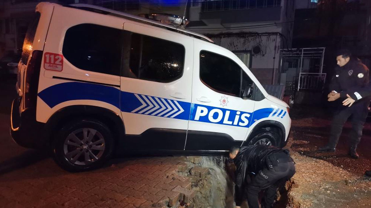 İznik sağanak yağmura teslim oldu polis aracı çöken yolun içine düştü