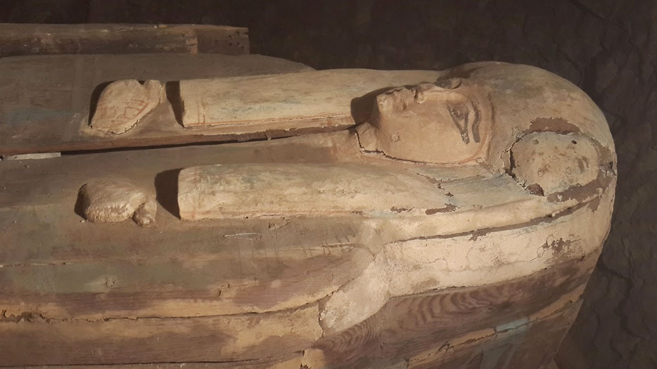 Mısır'da altın varakla kaplı 4 bin 300 yıllık mumya bulundu tabuttan neler çıktı?