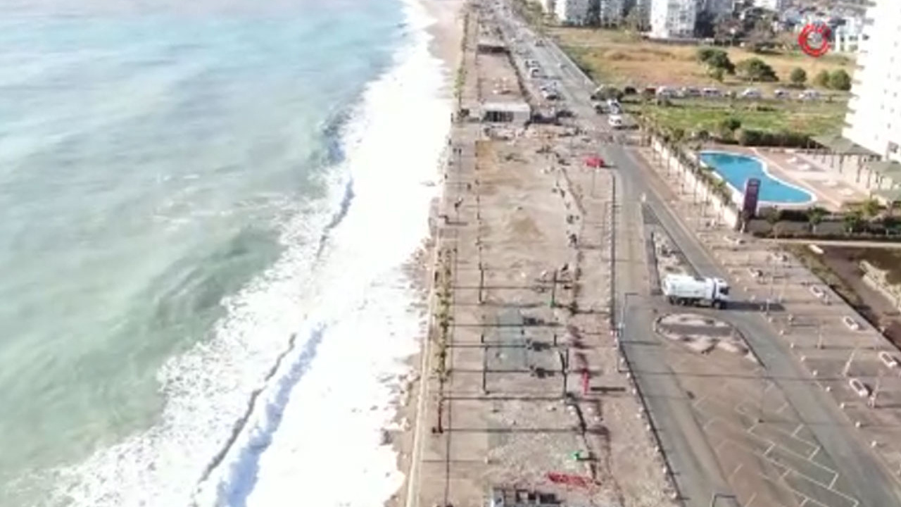 Antalya'da fırtına dünyaca ünlü sahili savaş alanına çevirdi hepsi paramparça oldu
