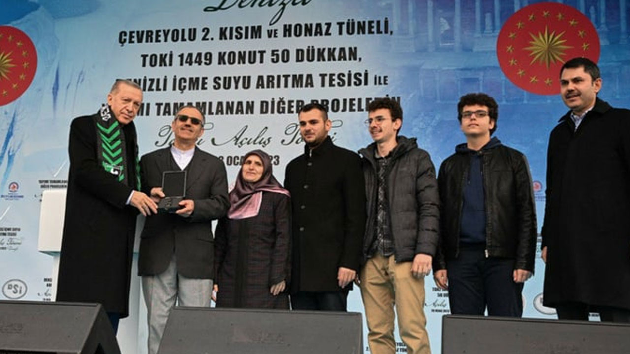 Murat Kurum, evine kavuşan aile ile Cumhurbaşkanı Erdoğan'a hatıra fotoğrafı çekti