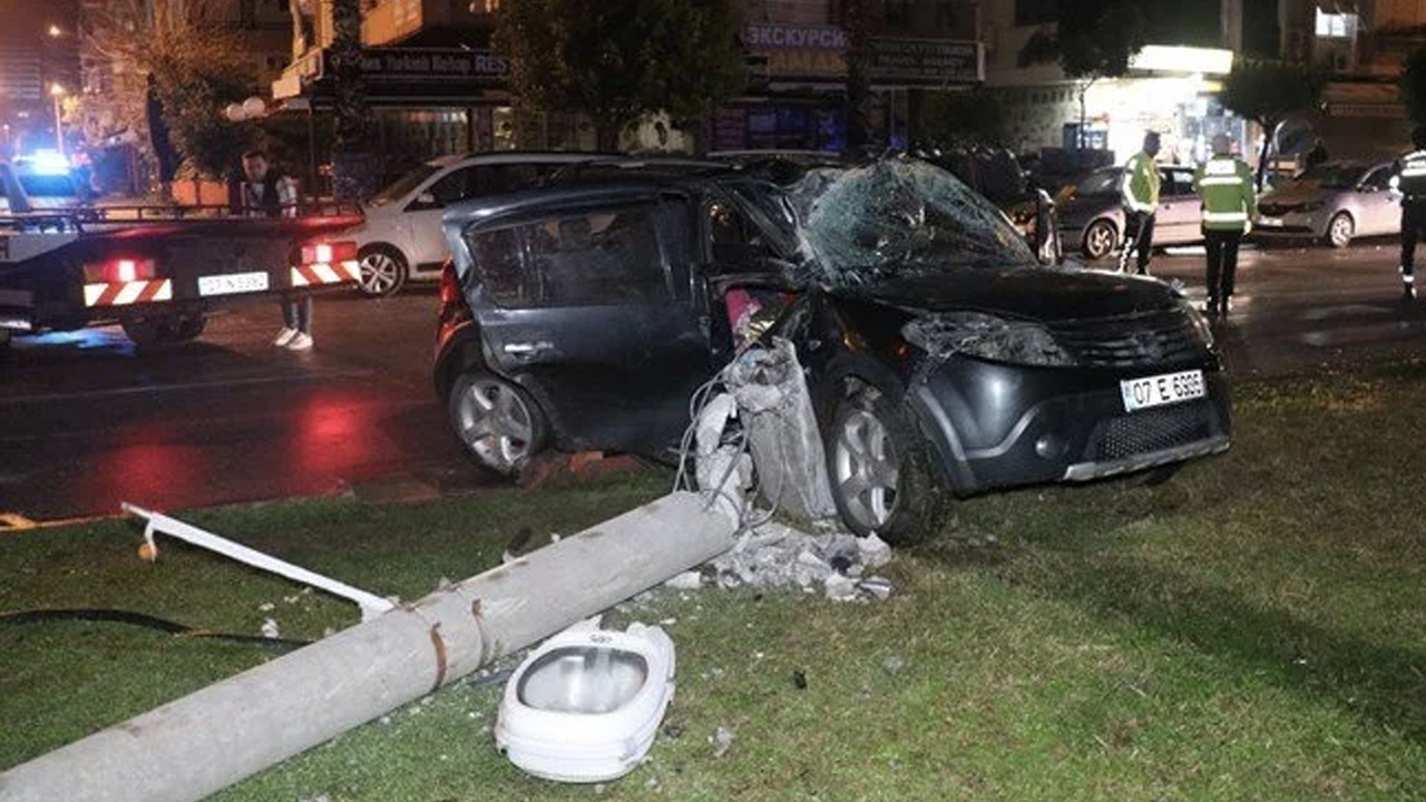 Antalya'da otomobil elektrik direğine çarptı: 5 yaralı