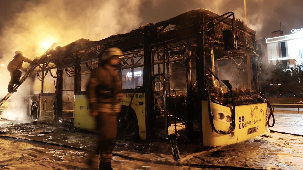 TEM'de korkunç olay! Seyir halindeki İETT otobüsü alev alev yandı