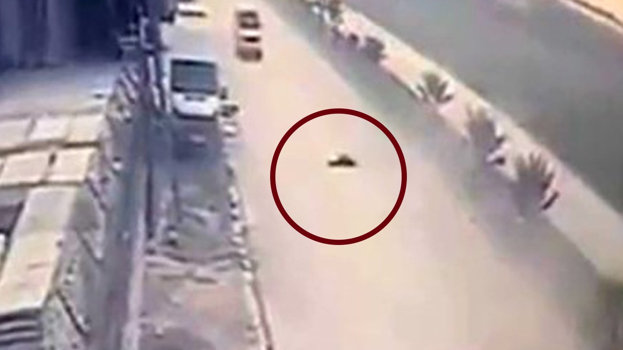 Adana'da küçük çocuğun acı ölümü kamerada! Köpekten kaçarken minibüs çarptı