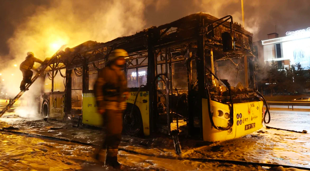 TEM'de korkunç olay! Seyir halindeki İETT otobüsü alev alev yandı